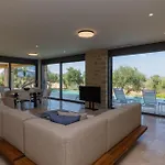 Messinian Nest Vila *